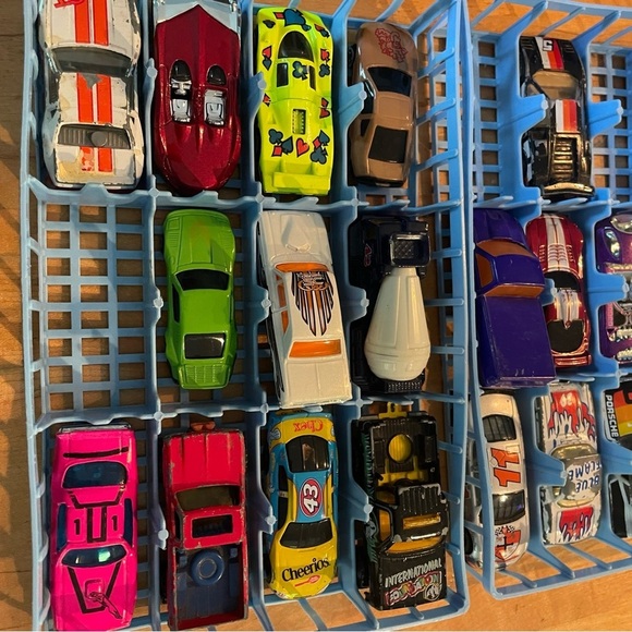 Vintage 1983 Matchbox Collectors Carry Case W/trays Plus 20 Cars (as Is) - Picture 4 of 5